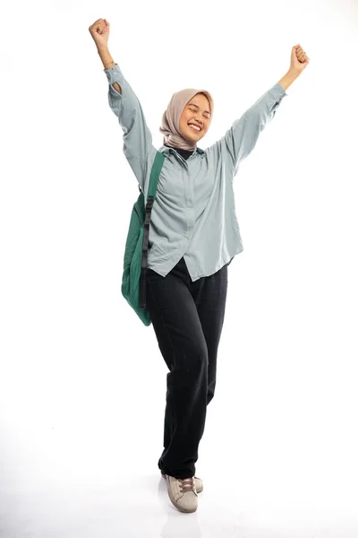 Взволнованный Студент Азиат Хиджабе Поднимает Руку Рюкзаком Изолированном Фоне — стоковое фото