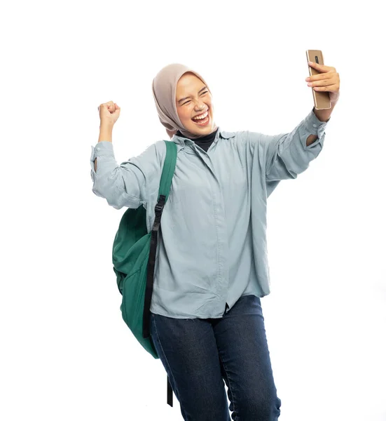 Студентка Хиджабе Делает Селфи Мобильным Телефоном Время Празднования Изолированном Фоне — стоковое фото