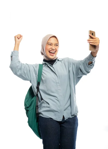 Возбужденная Студентка Хиджаба Делает Селфи Помощью Мобильного Телефона Рюкзаком Изолированном — стоковое фото