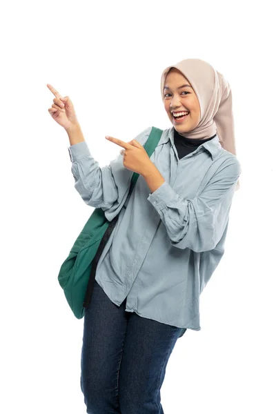 Šťastný Muslimský Vysokoškolský Student Ukazuje Něco Vrcholu Izolovaném Pozadí — Stock fotografie