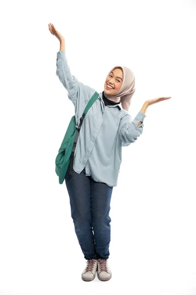 Retrato Sorridente Estudante Universitária Muçulmana Oferecendo Algo Topo Fundo Isolado — Fotografia de Stock