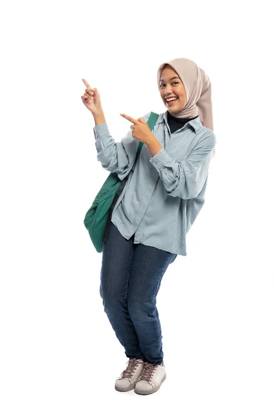 Sorridente Estudante Universitária Muçulmana Apontando Para Algo Lado Dela Fundo — Fotografia de Stock