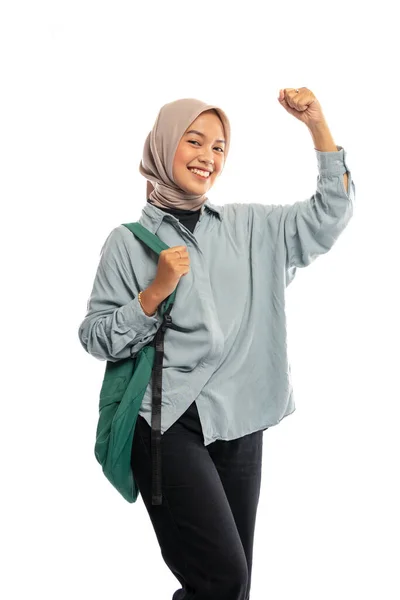 穿着头巾的兴奋的亚洲穆斯林女孩很高兴带着背包在与世隔绝的背景下庆祝 — 图库照片