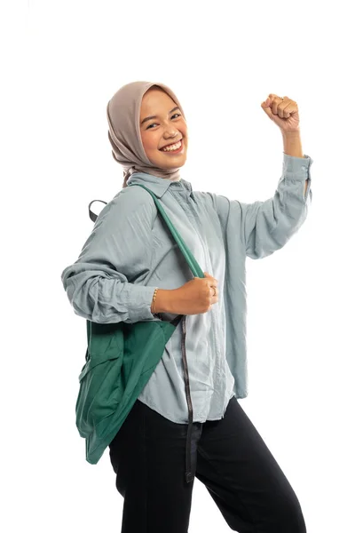 Ενθουσιασμένος Ασιάτης Μουσουλμάνος Μαθητής Μαντίλα Περπατώντας Σακίδιο Απομονωμένο Φόντο — Φωτογραφία Αρχείου