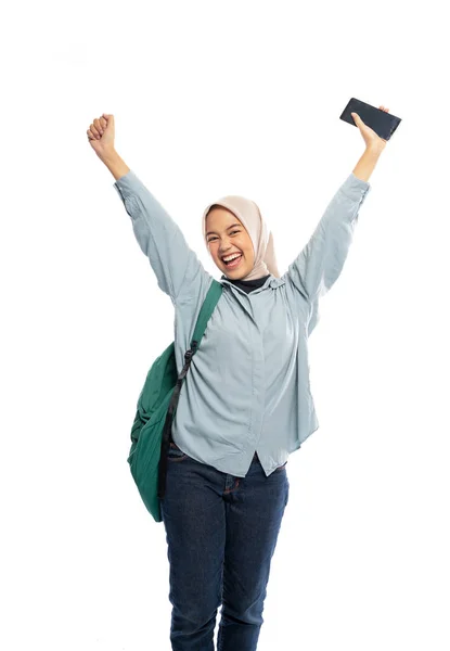 Upphetsad Kvinnlig Hijab Student Höjer Handen Håller Mobiltelefon Isolerad Bakgrund — Stockfoto