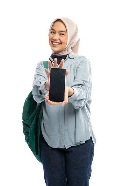 Портрет Улыбающейся Мусульманки Студентки Указывающей Белый Экран Телефона — стоковое фото
