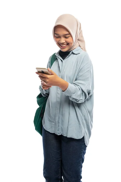 ムスリム女子大生がバックパックを背景に電話で笑顔で — ストック写真