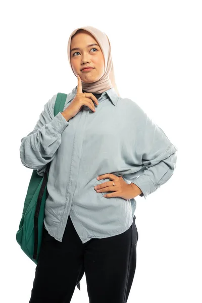 Азиатская Студентка Хиджабе Стоит Любопытным Лицом Рюкзаком Изолированном Фоне — стоковое фото