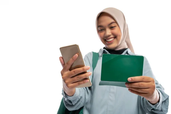 Портрет Улыбающейся Азиатки Мусульманки Использующей Мобильный Телефон Держащей Книгу Счетов — стоковое фото