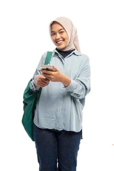Sorridente Muçulmano Estudante Universitário Feminino Segurando Telefone Com Mochila Fundo — Fotografia de Stock