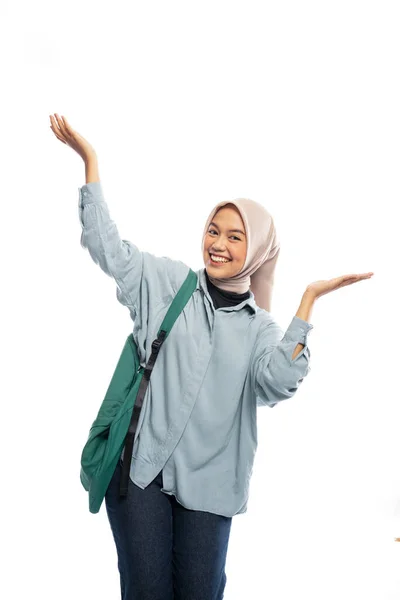 Zblízka Usměvavé Muslimky Vysokoškolské Studentky Prezentující Něco Vrcholu Izolovaného Pozadí — Stock fotografie