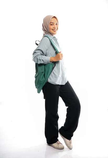 Portret Van Aziatische Moslim Student Hijab Wandelen Met Rugzak Geïsoleerde — Stockfoto
