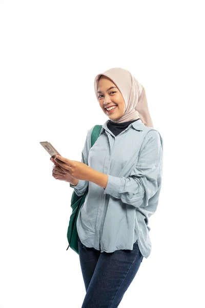 Sorridente Asiático Muçulmano Mulher Estudante Segurando Celular Fundo Branco — Fotografia de Stock