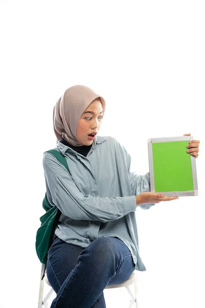 Fêmea Asiática Hijab Estudante Universitário Mostra Uma Tela Tablet Branco — Fotografia de Stock