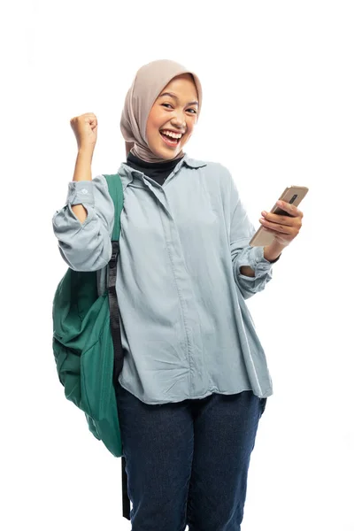 Estudiante Feliz Mujer Hijab Pie Usando Teléfono Con Mochila Fondo —  Fotos de Stock