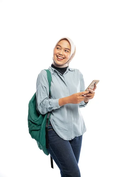 Rindo Asiático Muçulmano Fêmea Estudante Segurando Smartphone Fundo Branco — Fotografia de Stock