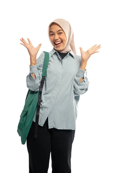 興奮してベールをかぶったアジア系女子大生がバックパックを背景に立ち — ストック写真