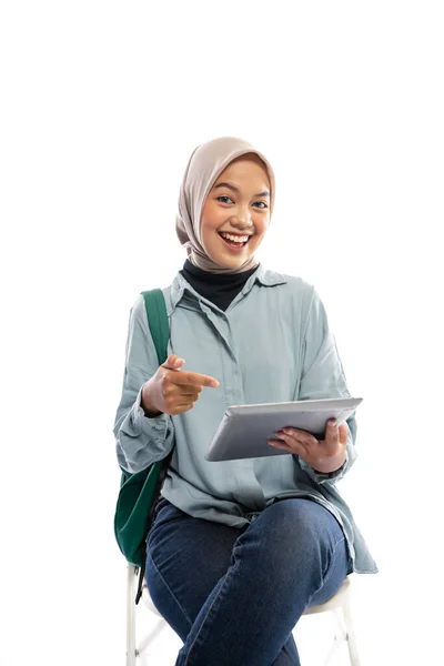 Estudante Universitário Com Véu Atraente Usando Tablet Sentar Com Dedo — Fotografia de Stock