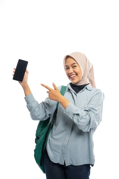 Χαμογελαστή Ασιάτισσα Μουσουλμάνα Φοιτήτρια Που Δείχνει Κινητό Της Λευκό Φόντο — Φωτογραφία Αρχείου