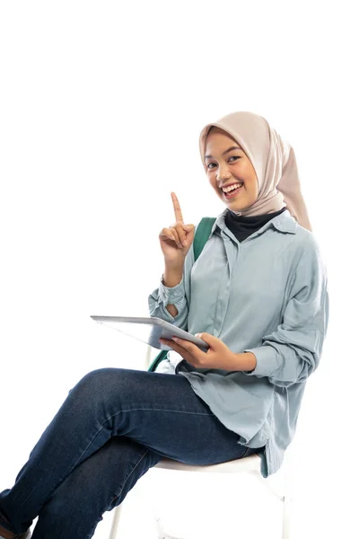 Портрет Студента Азіатського Університету Табличкою Сидить Пальцем Білому Фоні — стокове фото