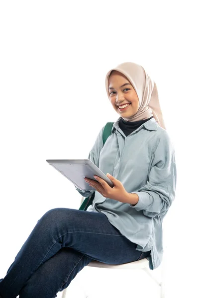 Портрет Улыбающейся Азиатки Мусульманки Сидящей Цифровом Планшете Белом Фоне — стоковое фото