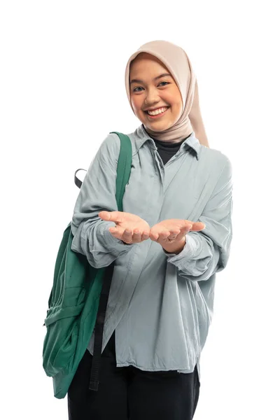 Uśmiechnięta Azjatycka Studentka Uniwersytetu Welonie Prezentująca Coś Dwiema Rękami Odosobnionym — Zdjęcie stockowe
