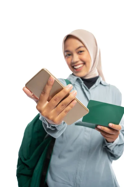 Портрет Улыбающейся Азиатской Мусульманки Показывающей Смартфон Пассаж Белом Фоне — стоковое фото
