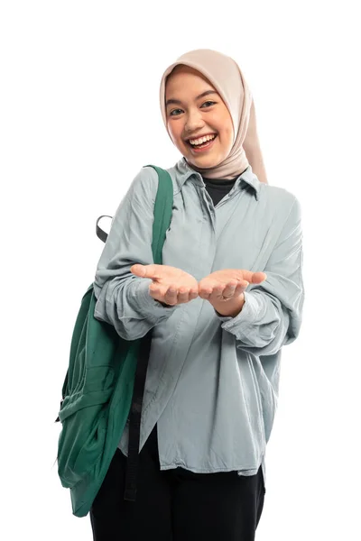 Веселая Азиатская Студентка Университета Хиджабе Представляет Двумя Руками Изолированном Фоне — стоковое фото