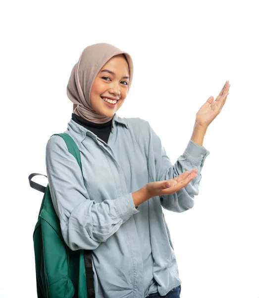 Usmívající Muslimka Vysokoškolská Studentka Prezentující Něco Nad Vlevo Izolovaném Pozadí — Stock fotografie