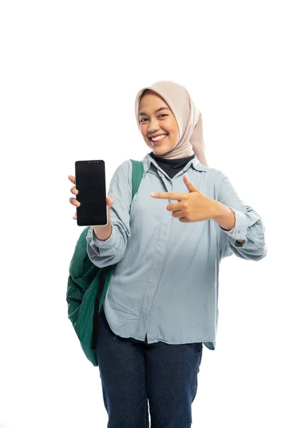 笑着的亚裔穆斯林女学生的肖像 指向白色背景的空白手机屏幕 — 图库照片