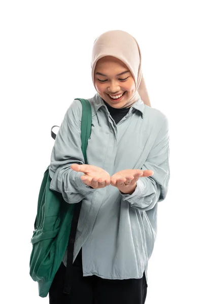 Sonriente Asiática Estudiante Universitaria Velo Mirando Algo Mano Con Mochila — Foto de Stock