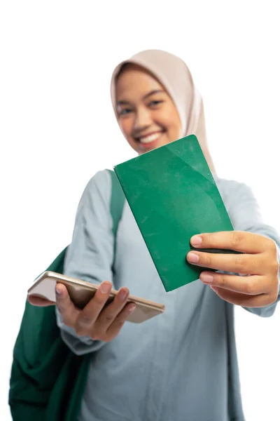 Portret Van Lachende Aziatische Moslim Vrouw Tonen Account Boek Mobiele — Stockfoto