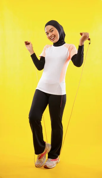 Aziatische Gesluierde Vrouw Dragen Moslim Sportkleding Workout Springtouw Gele Achtergrond — Stockfoto
