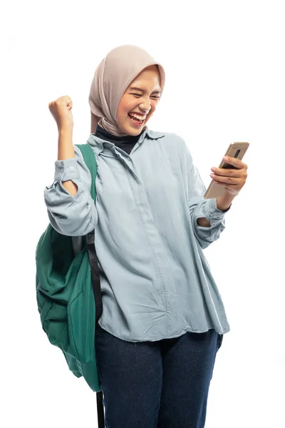 Взволнованная Вуаль Студентка Стоять Помощью Телефона Рюкзаком Изолированном Фоне — стоковое фото