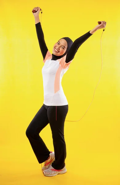 Avslappnad Feminin Muslimah Träning Hoppa Rep Med Hålla Repet Upp — Stockfoto