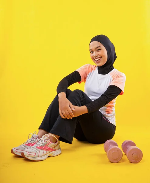 Asiatisk Muslimsk Kvinna Bär Sportkläder Sitta Koppla Paus Gul Bakgrund — Stockfoto