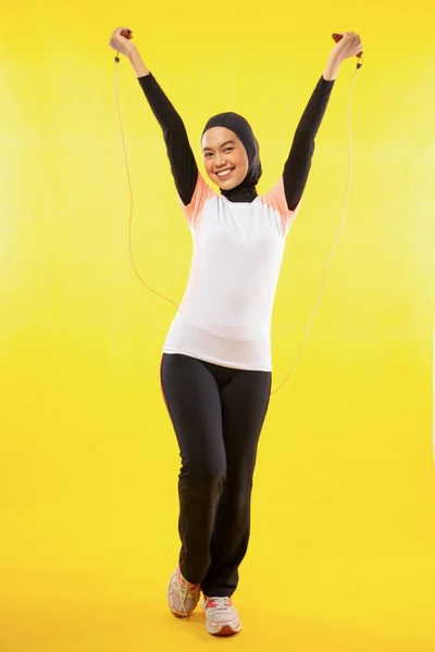 Mulher Muçulmana Sportswear Exercício Pulando Corda Com Ambas Mãos Levantar — Fotografia de Stock