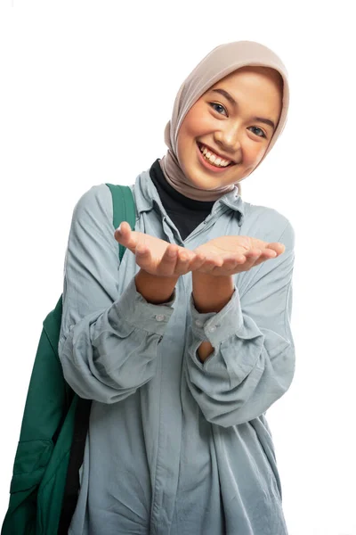 Primer Plano Sonriente Estudiante Universitaria Musulmana Presentando Algo Contexto Aislado —  Fotos de Stock