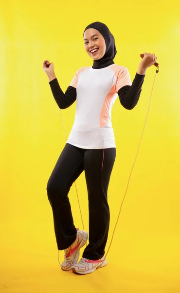 Ásia Hijab Menina Vestindo Sportswear Pulando Corda Exercício Amarelo Fundo — Fotografia de Stock