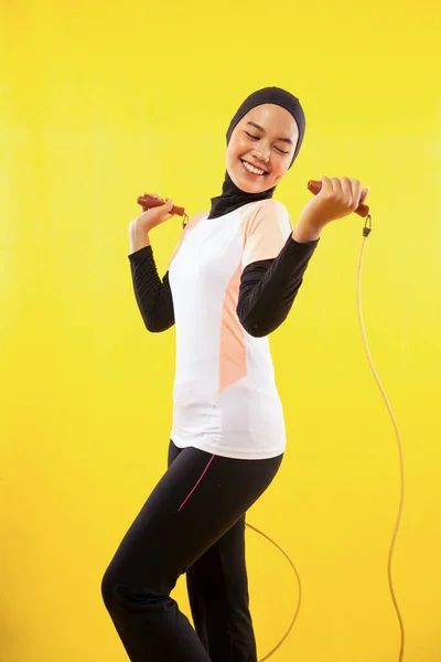 Leende Asiatisk Muslimsk Kvinna Utövar Hoppa Rep Gul Bakgrund — Stockfoto