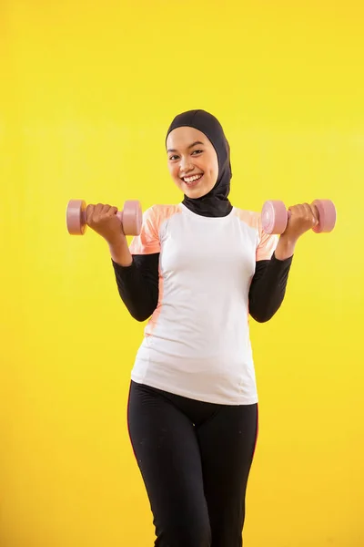 Mujer Musulmana Asiática Ropa Deportiva Haciendo Ejercicio Con Mancuernas Sobre —  Fotos de Stock