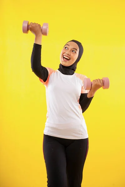 Skrattar Muslimsk Kvinna Bär Sportkläder Motion Kan Lyfta Hantlar Upp — Stockfoto