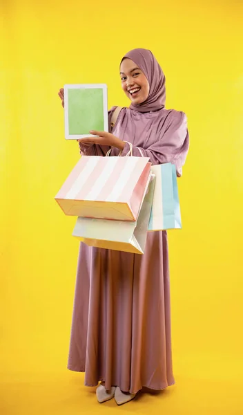 Hijab Fille Robe Rose Avec Sac Provisions Montrant Écran Pad — Photo