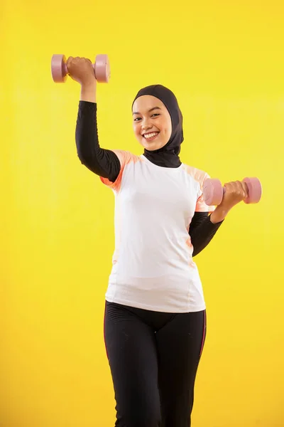 Mujer Musulmana Asiática Ropa Deportiva Ejercicio Levantamiento Pesas Sobre Fondo —  Fotos de Stock