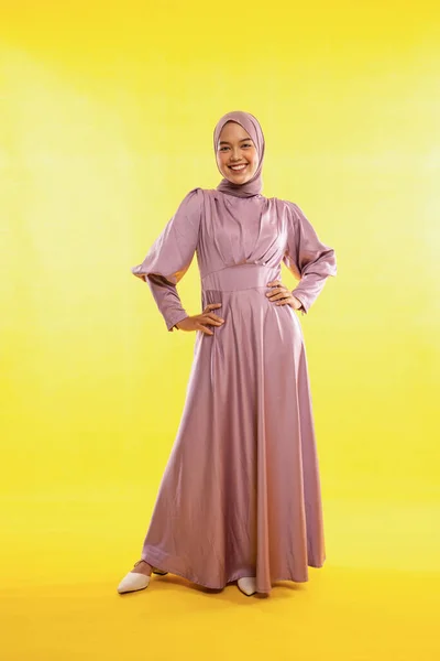 有魅力的亚洲穆斯林女性画像 身穿黄色背景的衣服 — 图库照片
