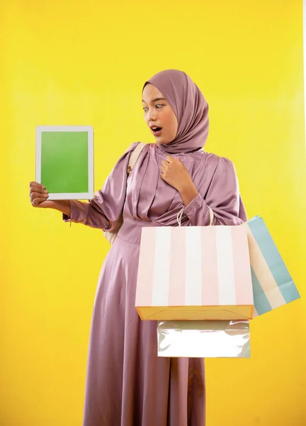 Mädchen Hijab Kleid Schockiert Zeigt Tablet Bildschirm Mit Einkaufstasche Auf — Stockfoto