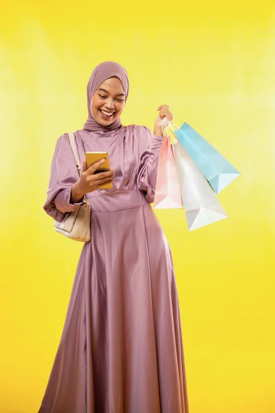 Asyalı Müslüman Kadın Cep Telefonu Kullanıyor Sarı Arka Planda Kağıt — Stok fotoğraf