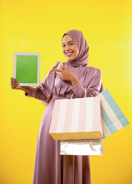 Vrouw Dragen Hijab Jurk Toont Tablet Scherm Met Vinger Wijzen — Stockfoto