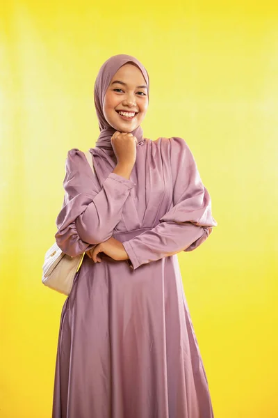 Wanita Muslim Asia Tersenyum Mengenakan Gaun Merah Muda Latar Belakang — Stok Foto