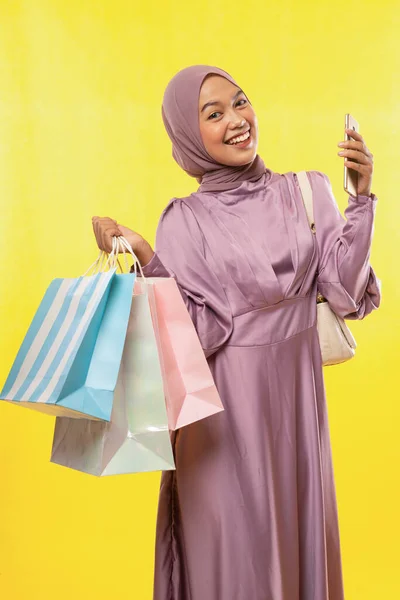 Lächelnde Asiatin Rosafarbenen Hijab Kleid Mit Einkaufstasche Und Handy Auf — Stockfoto